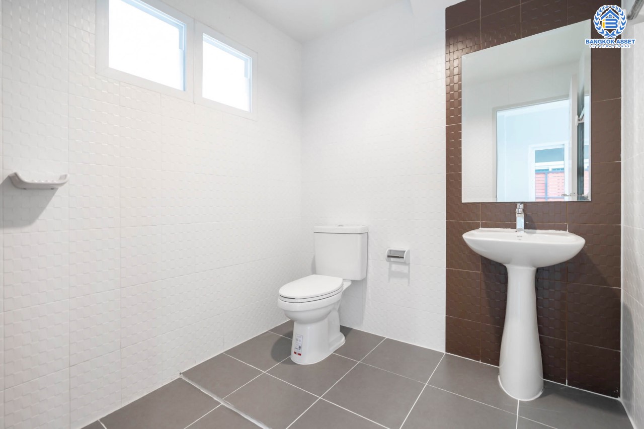 บ้านมือสองตกแต่งใหม่ ม.สิริกานต์ บางใหญ่-เซ็นทรัลเวสต์เกต หลังใหญ่ หลังริม เนื้อที่ 60.9 ตร.ว. ฟังก์ชั่น 3 ห้องนอน 3 ห้องน้ำ 3 ที่จอดรถ Facility ครบครันพร้อมทุกการเข้าอยู่ บนทำเลเดินทางสะดวก ใกล้ถ.กาญจนาภิเษก และเพียง 10 นาทีถึงรถไฟฟ้า "สถานีคลองบางไผ่"